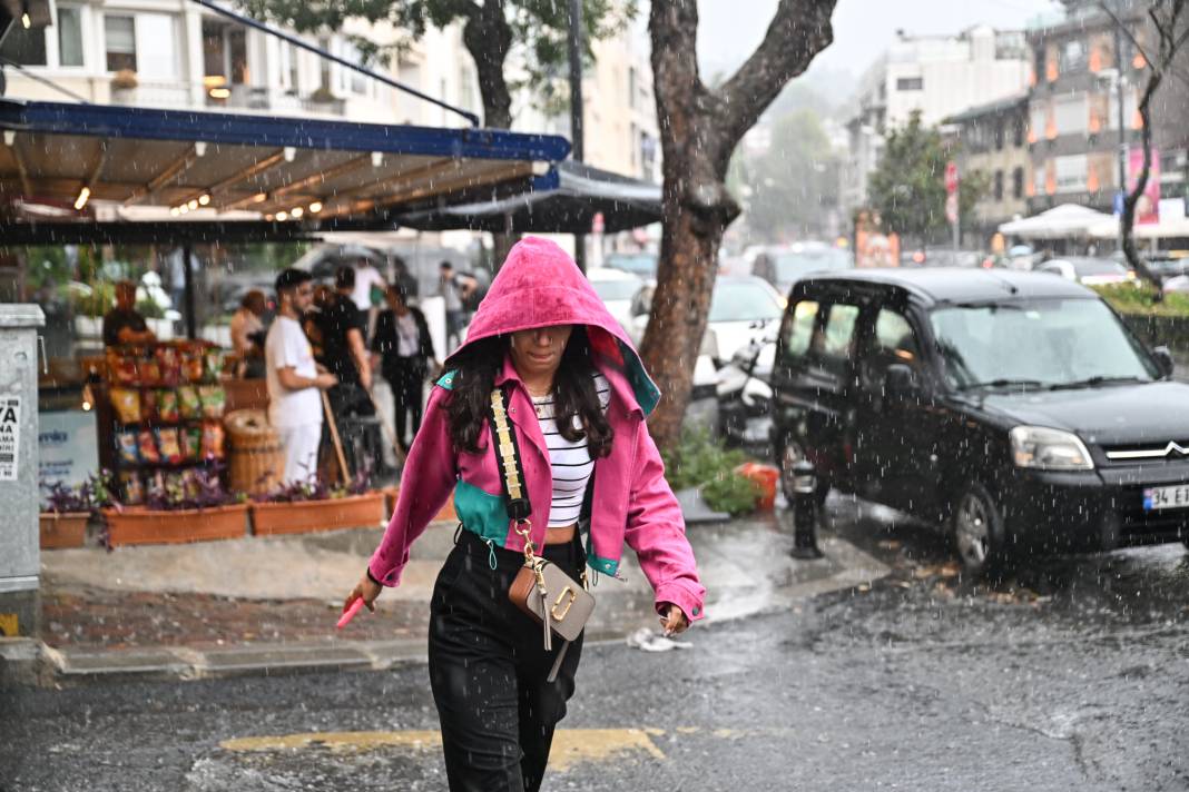 İstanbul’a sadece 5 dakika yetti! Meteoroloji uyarı üstüne uyarı yapmıştı 16